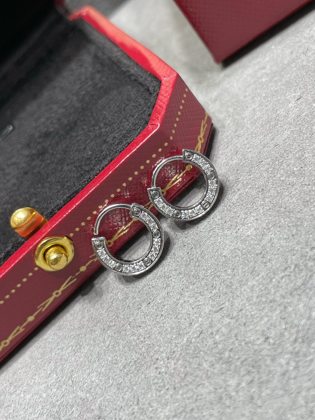 {"Elowen jewels": "エロウェン・ジュエルズ", "LOVE DIAMOND EARRINGS": "ラブ・ダイヤモンド・イヤリング"}