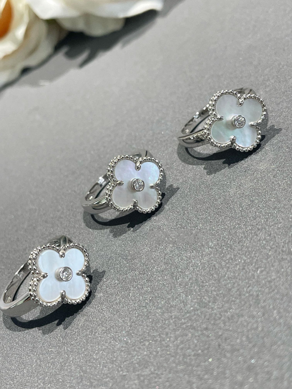 {
  "Elowen jewels": "Elowen jewels",
  "CLOVER SILVER MOP DIAMOND RING": "クローバー シルバー MOP ダイヤモンド リング"
}