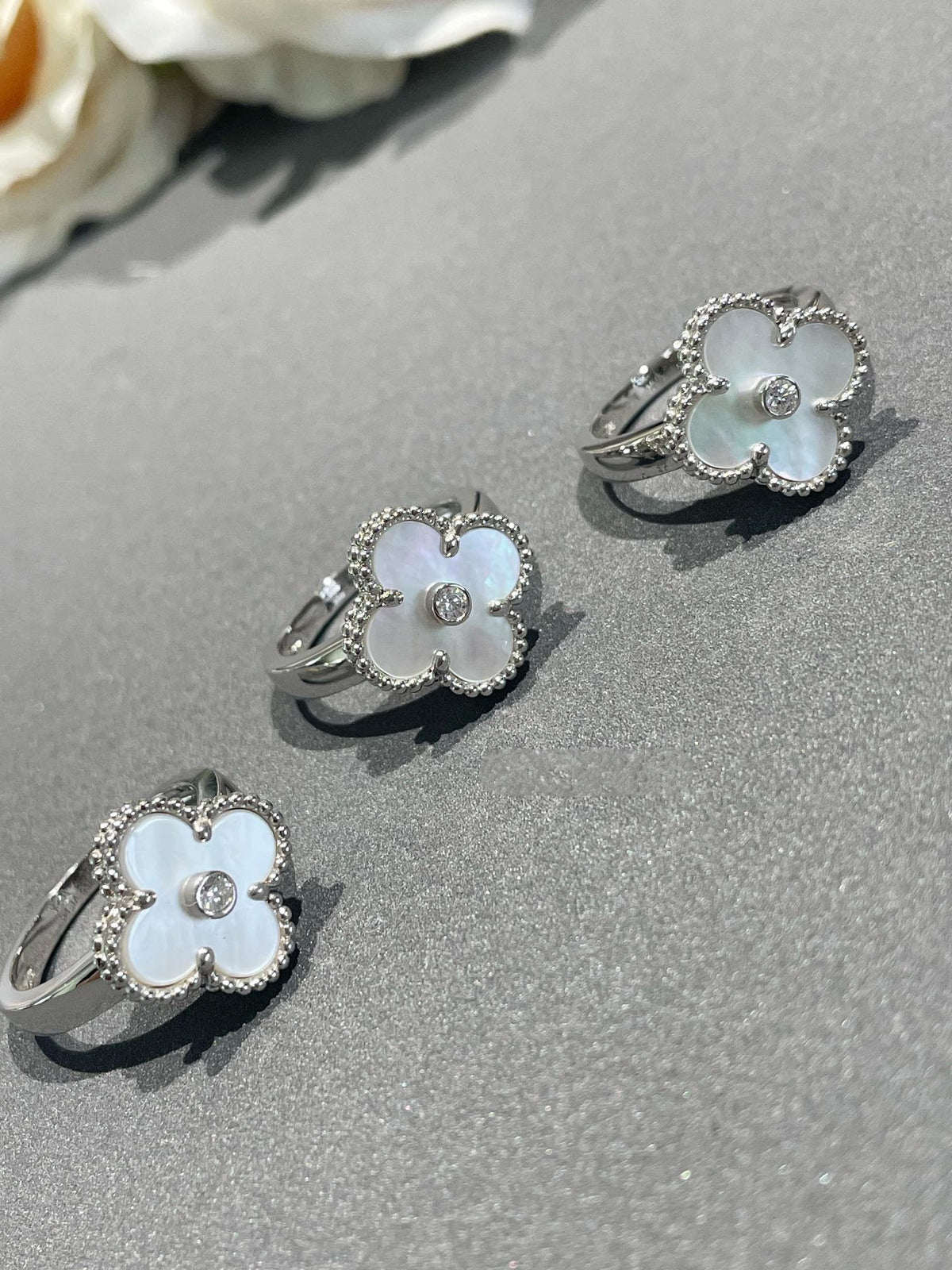 {
  "Elowen jewels": "Elowen jewels",
  "CLOVER SILVER MOP DIAMOND RING": "クローバー シルバー MOP ダイヤモンド リング"
}