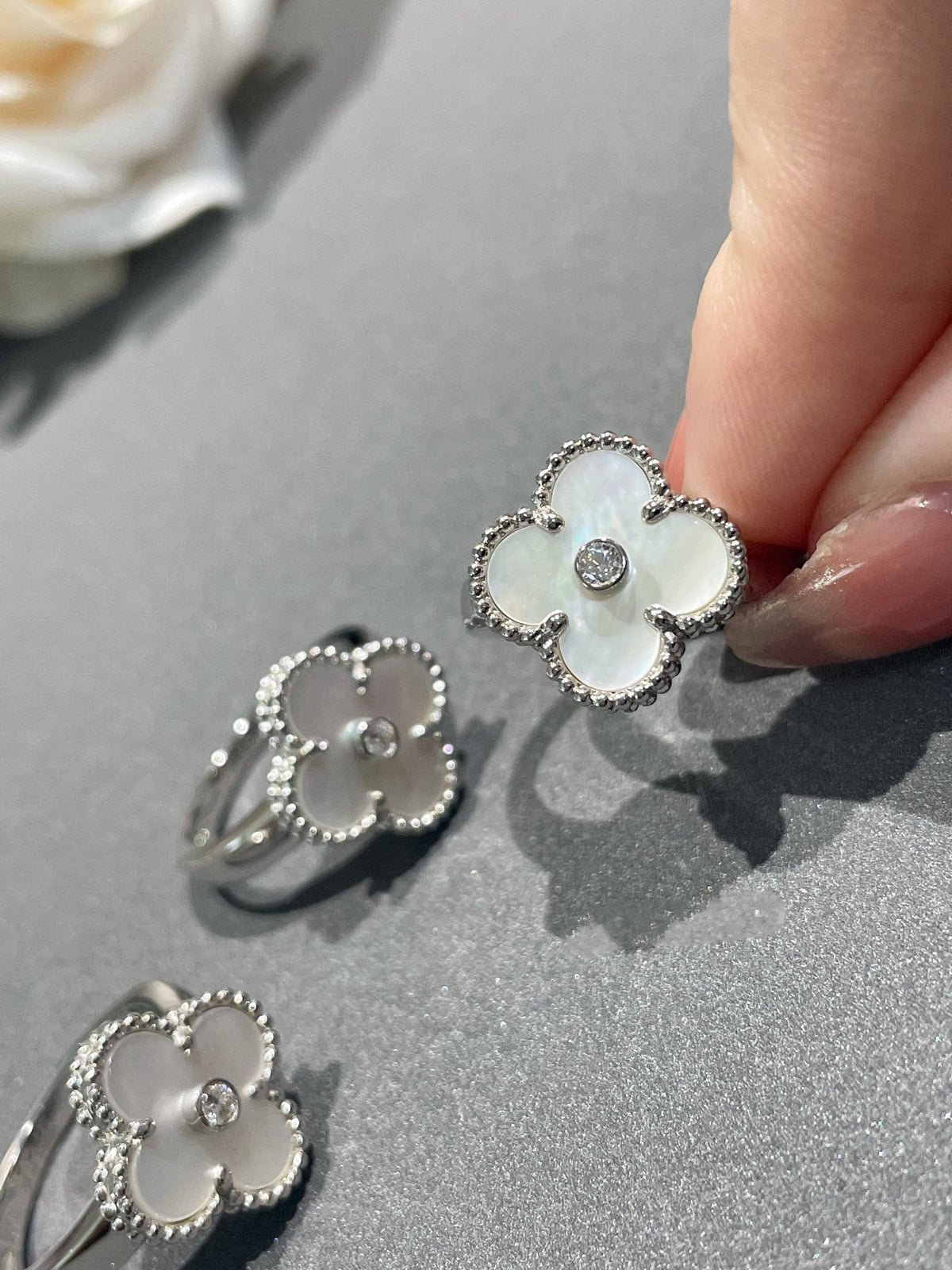 {
  "Elowen jewels": "Elowen jewels",
  "CLOVER SILVER MOP DIAMOND RING": "クローバー シルバー MOP ダイヤモンド リング"
}