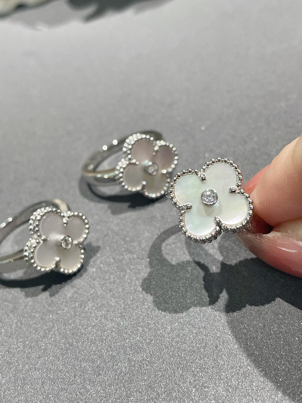 {
  "Elowen jewels": "Elowen jewels",
  "CLOVER SILVER MOP DIAMOND RING": "クローバー シルバー MOP ダイヤモンド リング"
}