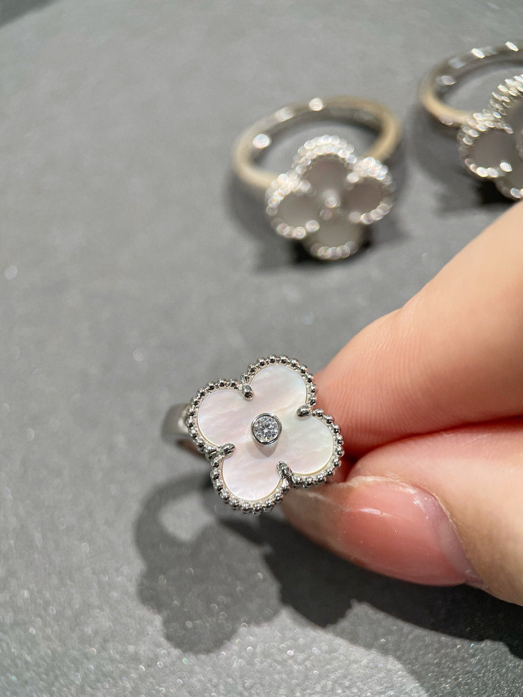 {
  "Elowen jewels": "Elowen jewels",
  "CLOVER SILVER MOP DIAMOND RING": "クローバー シルバー MOP ダイヤモンド リング"
}