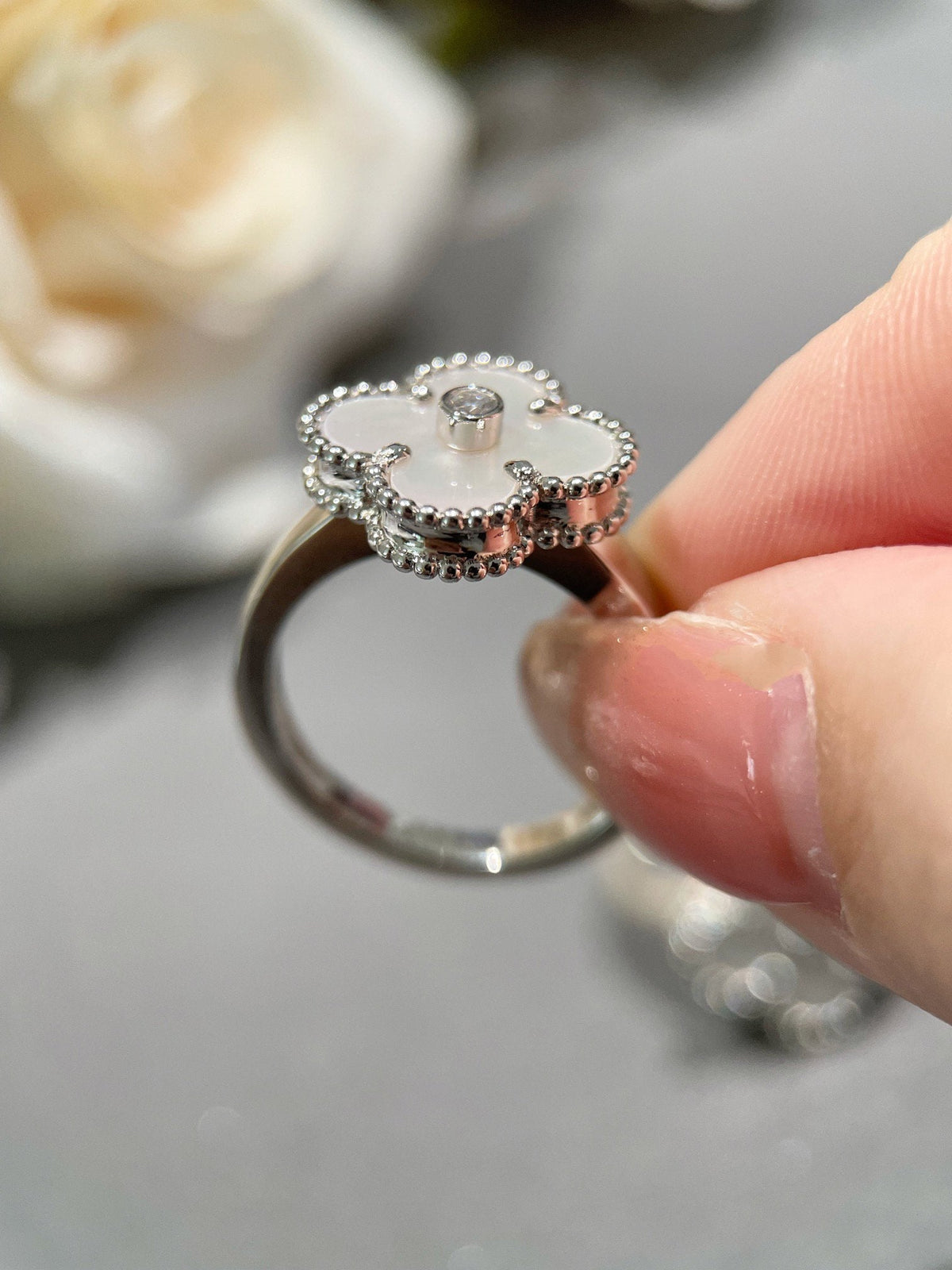 {
  "Elowen jewels": "Elowen jewels",
  "CLOVER SILVER MOP DIAMOND RING": "クローバー シルバー MOP ダイヤモンド リング"
}