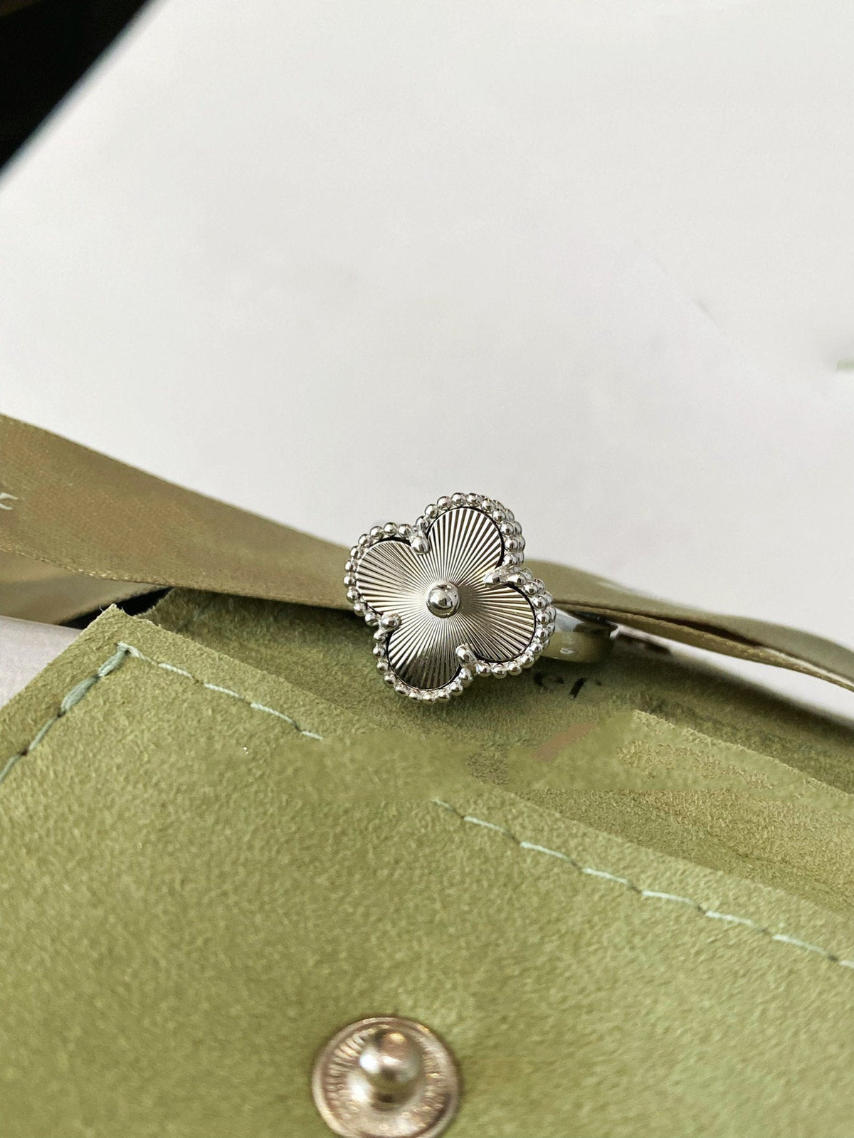 {
  "Elowen jewels": "Elowen jewels",
  "CLOVER SILVER RING": "クローバーシルバーリング"
}