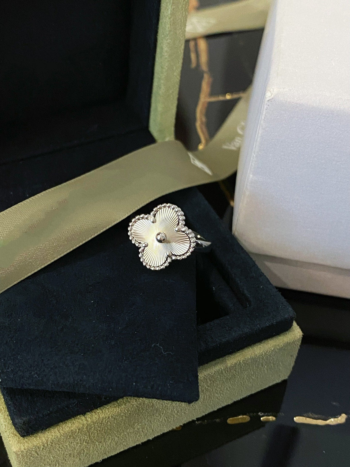 {
  "Elowen jewels": "Elowen jewels",
  "CLOVER SILVER RING": "クローバーシルバーリング"
}