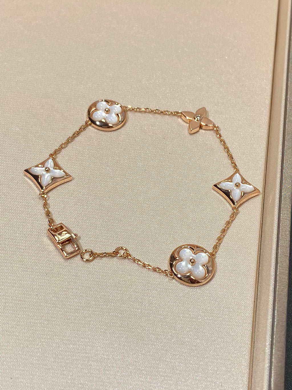 {
  "Elowen jewels": "Elowen jewels",
  "STAR AND SUN 5 MOTIF MOP PINK GOLD BRACELET": "スター＆サン 5モチーフ マザーオブパール ピンクゴールド ブレスレット"
}