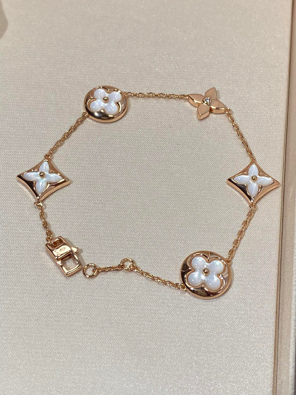 {
  "Elowen jewels": "Elowen jewels",
  "STAR AND SUN 5 MOTIF MOP PINK GOLD BRACELET": "スター＆サン 5モチーフ マザーオブパール ピンクゴールド ブレスレット"
}