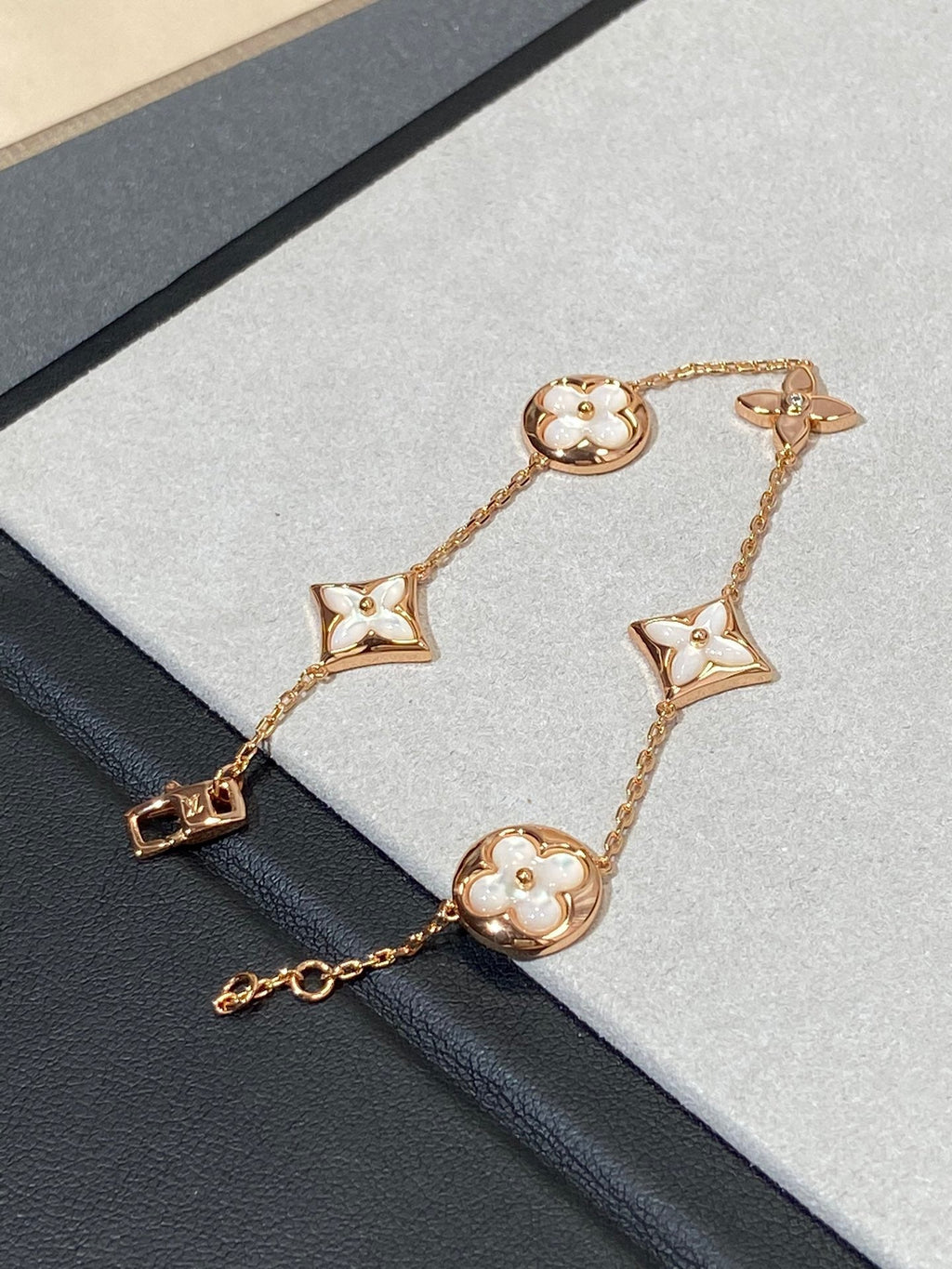 {
  "Elowen jewels": "Elowen jewels",
  "STAR AND SUN 5 MOTIF MOP PINK GOLD BRACELET": "スター＆サン 5モチーフ マザーオブパール ピンクゴールド ブレスレット"
}