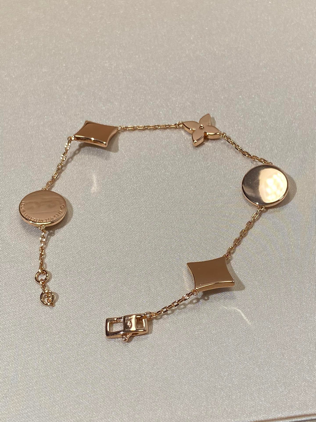 {
  "Elowen jewels": "Elowen jewels",
  "STAR AND SUN 5 MOTIF MOP PINK GOLD BRACELET": "スター＆サン 5モチーフ マザーオブパール ピンクゴールド ブレスレット"
}