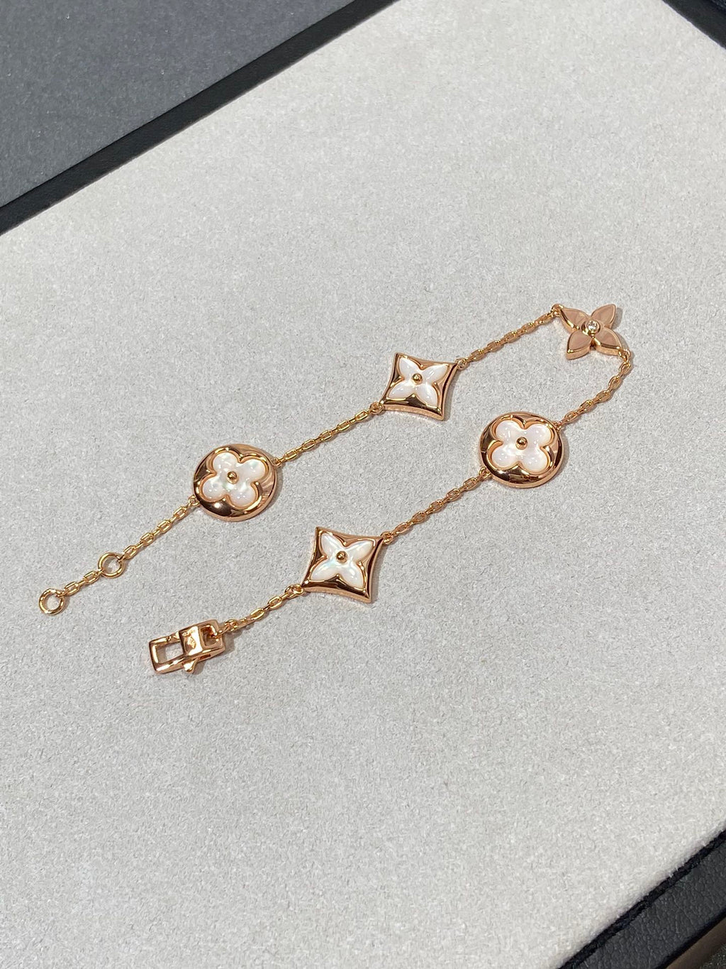 {
  "Elowen jewels": "Elowen jewels",
  "STAR AND SUN 5 MOTIF MOP PINK GOLD BRACELET": "スター＆サン 5モチーフ マザーオブパール ピンクゴールド ブレスレット"
}