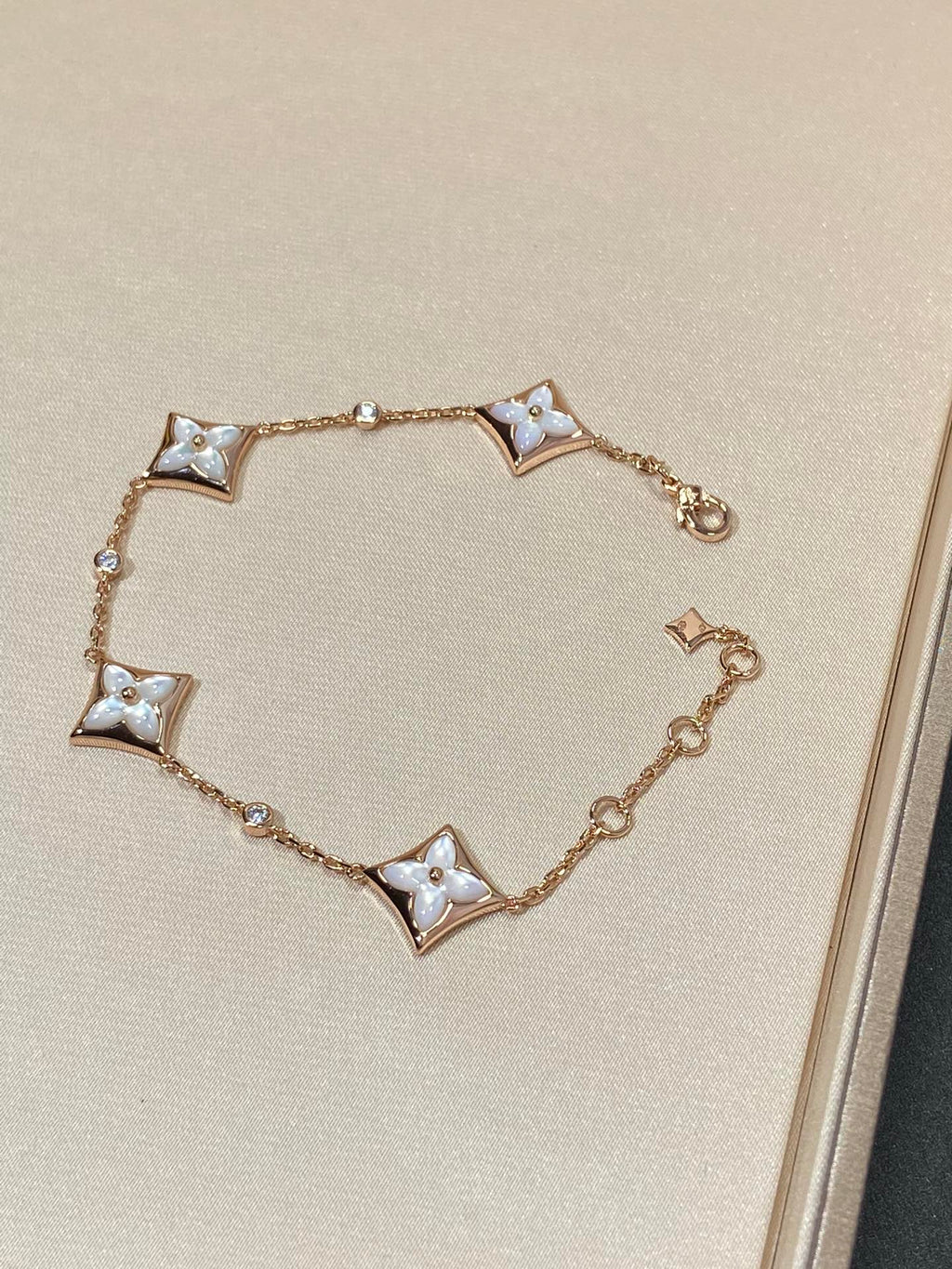 [Elowen jewels ]STAR 4 MOTIF ARMBAND AUS PERLMUTT, DIAMANTEN UND ROSÉGOLD