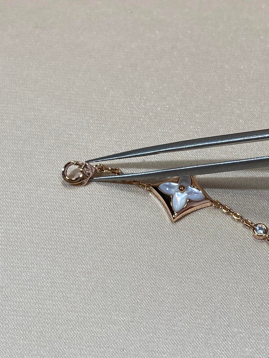 [Elowen jewels ]STAR 4 MOTIF ARMBAND AUS PERLMUTT, DIAMANTEN UND ROSÉGOLD