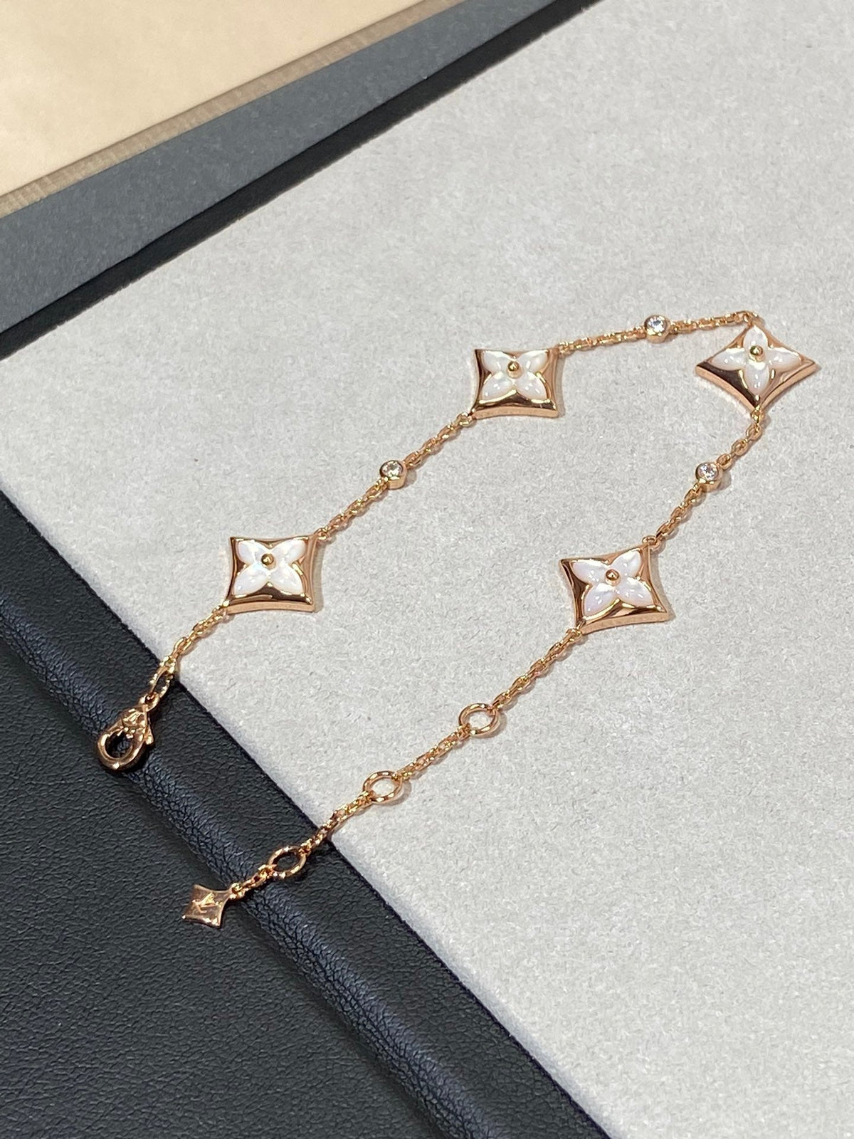 [Elowen jewels ]STAR 4 MOTIF ARMBAND AUS PERLMUTT, DIAMANTEN UND ROSÉGOLD