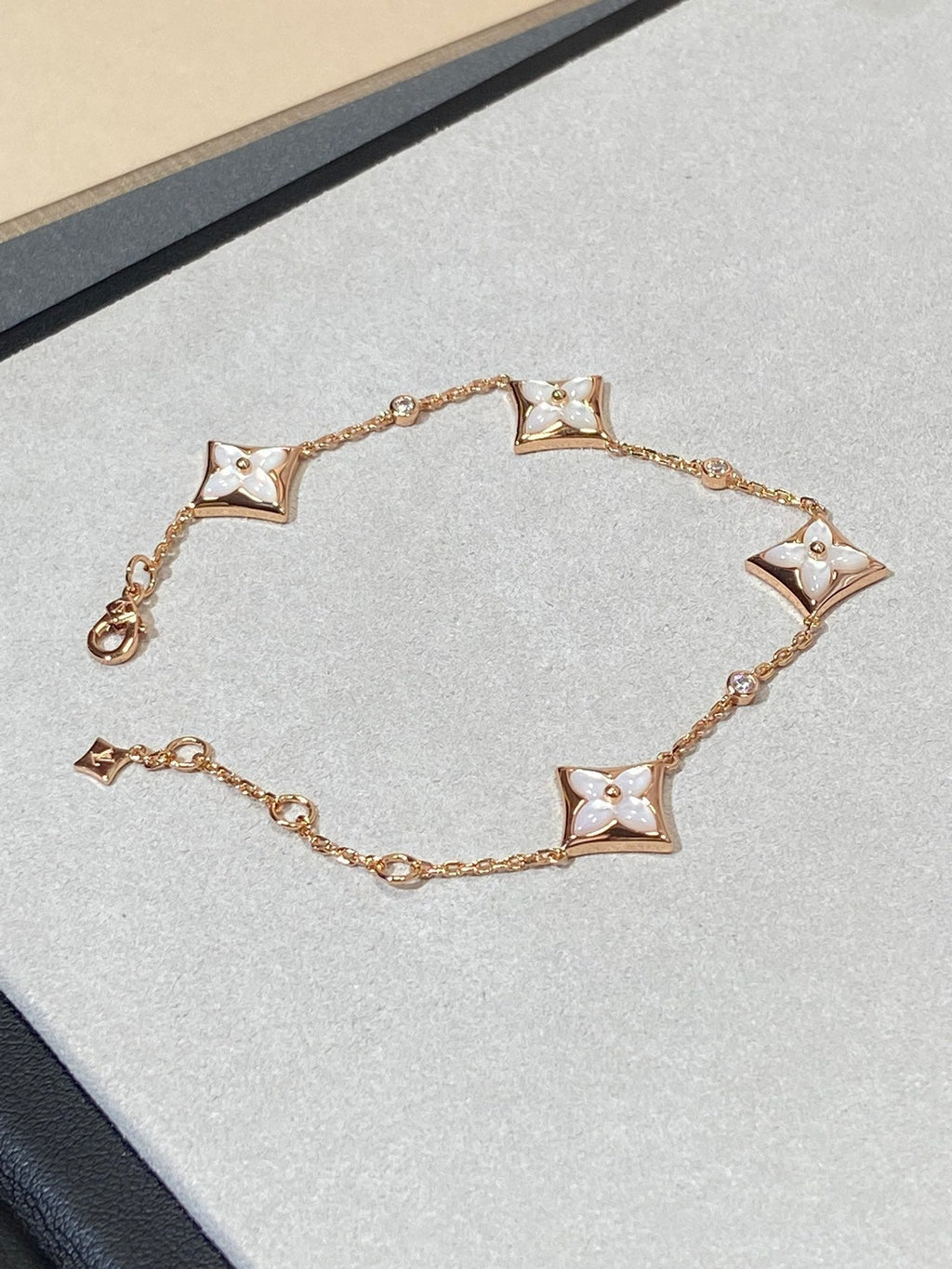 [Elowen jewels ]STAR 4 MOTIF ARMBAND AUS PERLMUTT, DIAMANTEN UND ROSÉGOLD