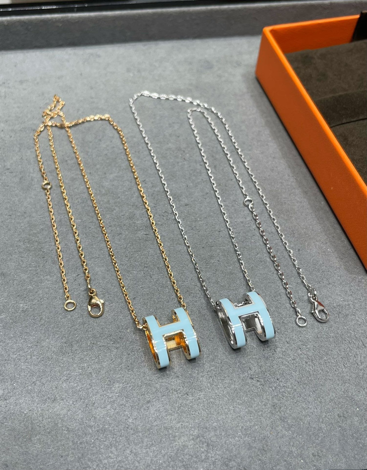 {
  "Elowen jewels": "エロウェン・ジュエルズ",
  "POP H SKY BLUE NECKLACE": "ポップH スカイブルー ネックレス"
}