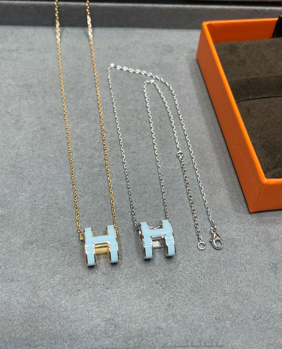 {
  "Elowen jewels": "エロウェン・ジュエルズ",
  "POP H SKY BLUE NECKLACE": "ポップH スカイブルー ネックレス"
}