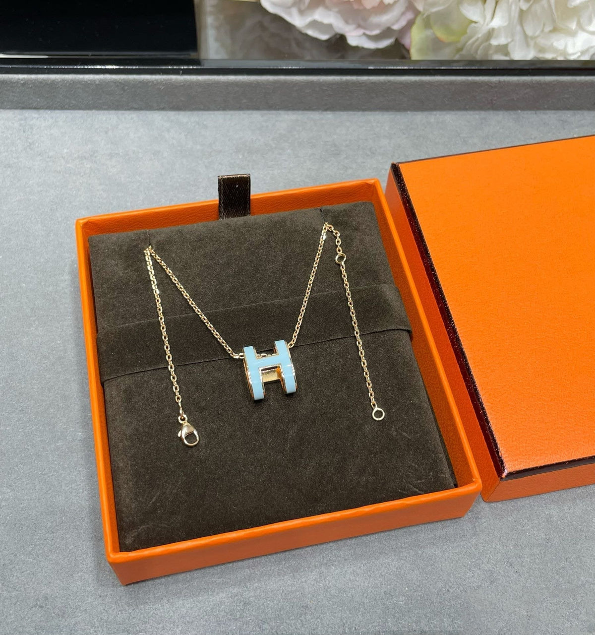 {
  "Elowen jewels": "エロウェン・ジュエルズ",
  "POP H SKY BLUE NECKLACE": "ポップH スカイブルー ネックレス"
}