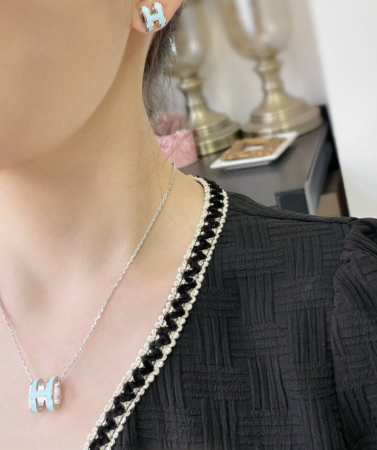 {
  "Elowen jewels": "Elowen jewels",
  "POP H SKY BLUE STUD EARRINGS": "POP H スカイブルー スタッドピアス"
}