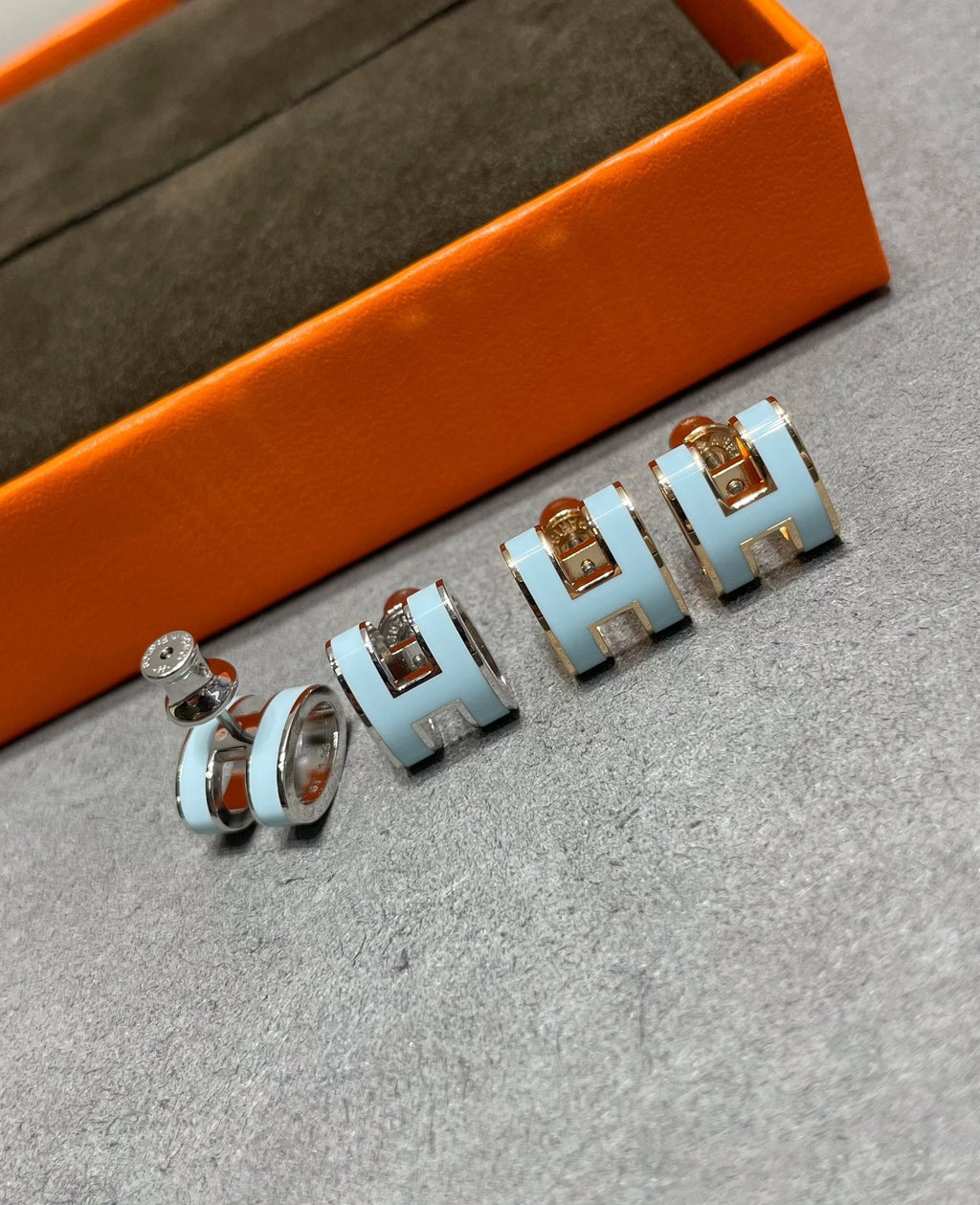 [Elowen jewels ]POP H SKY BLUE STUD EARRINGS