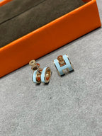 [Elowen jewels ]POP H SKY BLUE STUD EARRINGS