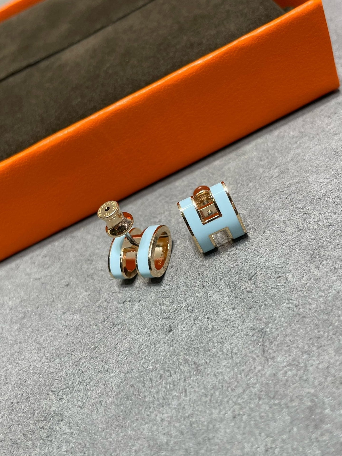 {
  "Elowen jewels": "Elowen jewels",
  "POP H SKY BLUE STUD EARRINGS": "POP H スカイブルー スタッドピアス"
}
