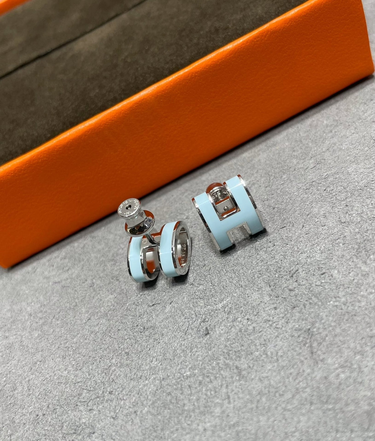 [Elowen jewels ]POP H SKY BLUE STUD EARRINGS