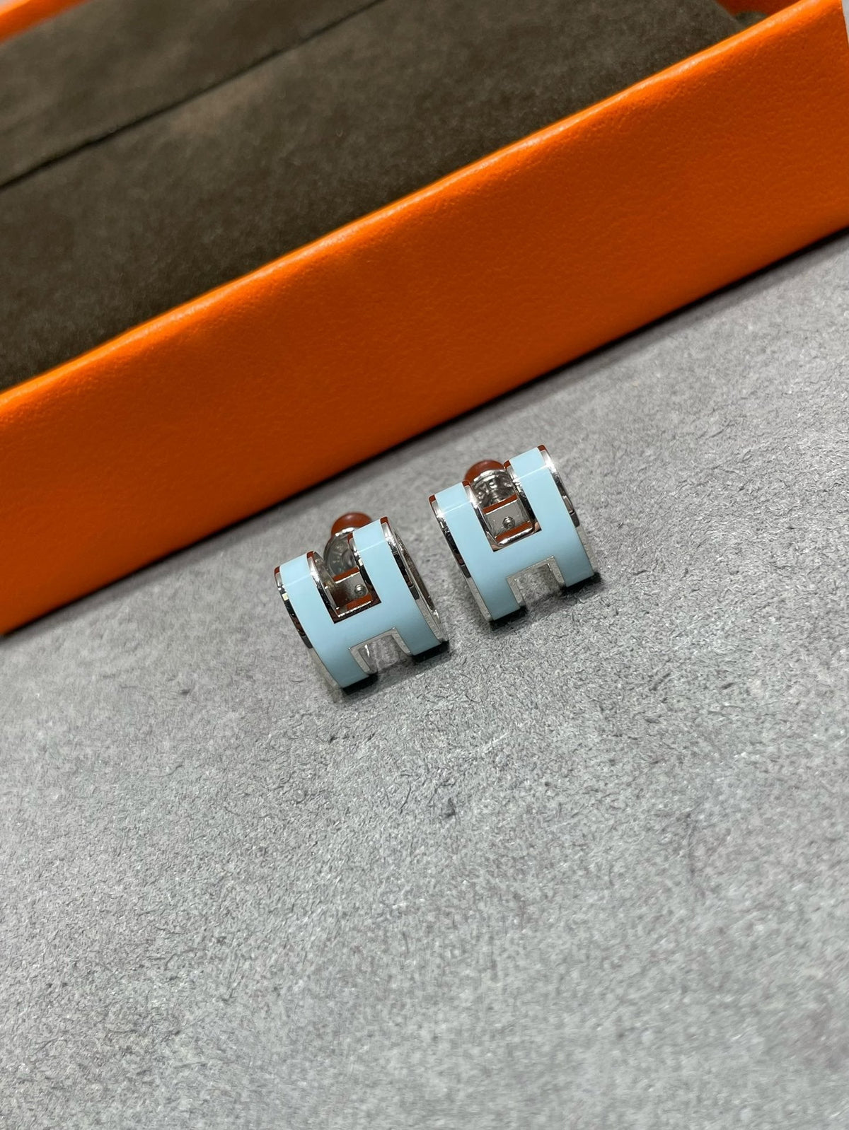 [Elowen jewels ]POP H SKY BLUE STUD EARRINGS