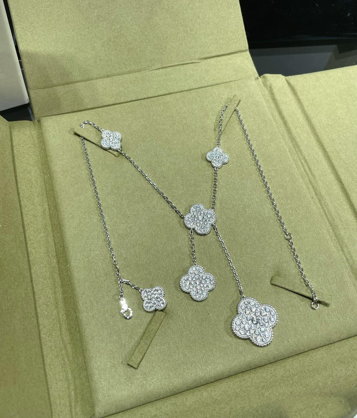 [Elowen jewels ]CLOVER 6-MOTIV-HALSKETTE MIT DIAMANT-PAVÉ