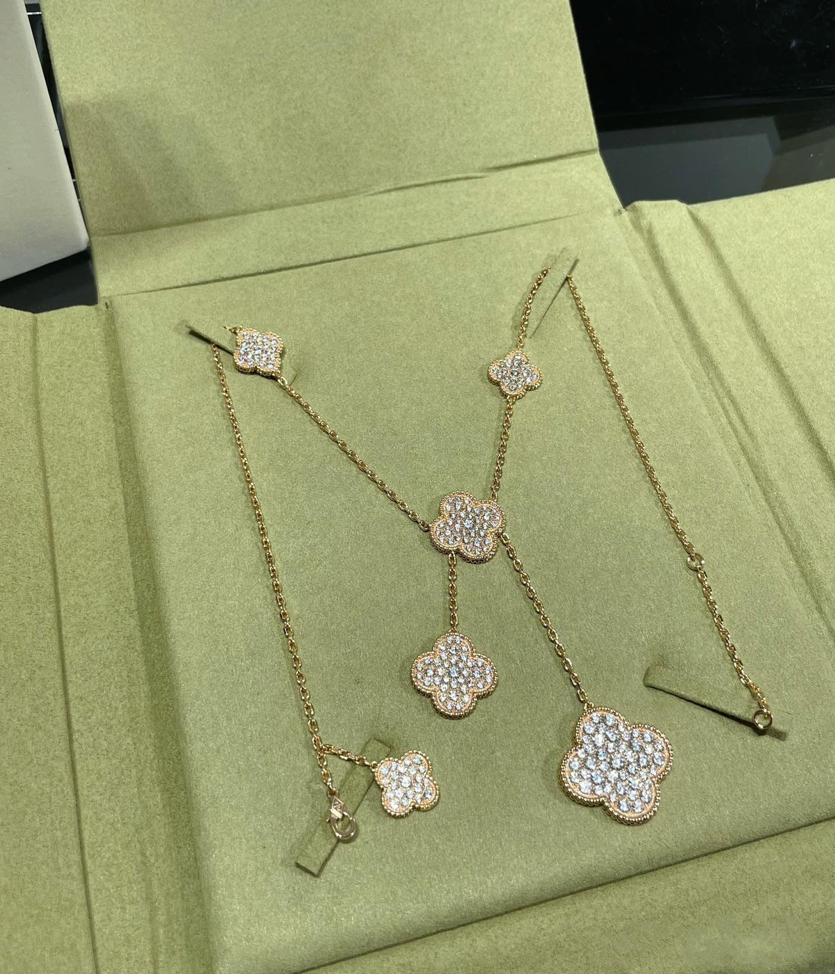[Elowen jewels ]CLOVER 6-MOTIV-HALSKETTE MIT DIAMANT-PAVÉ