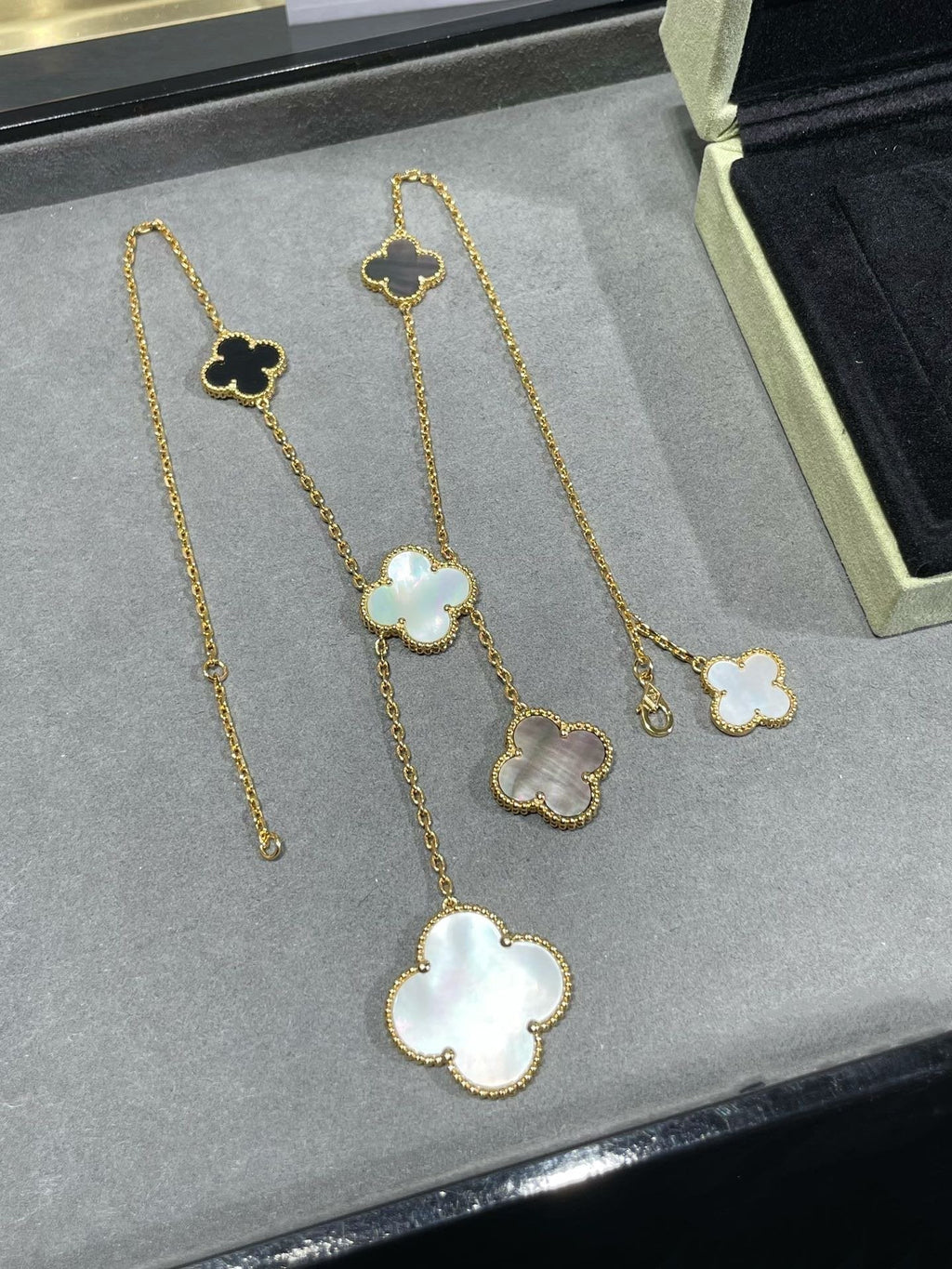 [Elowen jewels ]CLOVER 6 MOTIF MOP ONYX GOLD NECKLACE