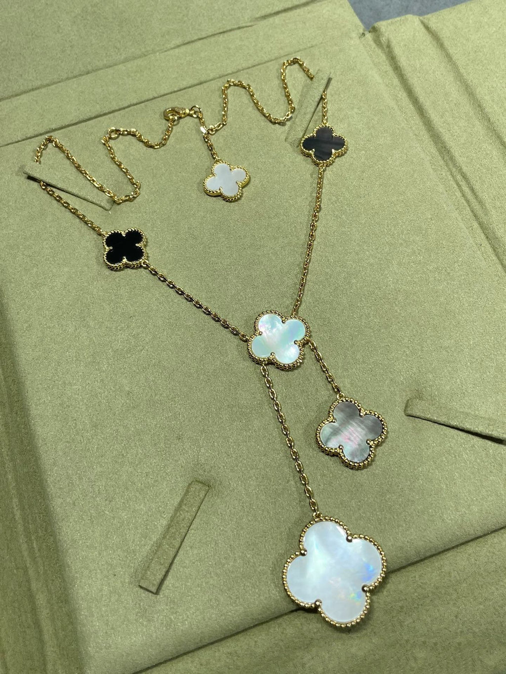 [Elowen jewels ]CLOVER 6 MOTIF MOP ONYX GOLD NECKLACE