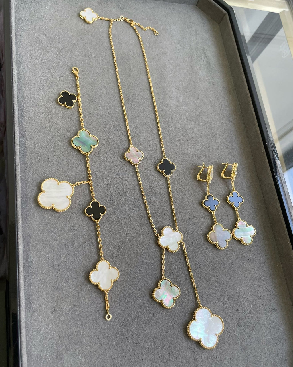 [Elowen jewels ]CLOVER 3 MOTIF MOP ONYX DARK MOP PINK GOLD EARRINGS