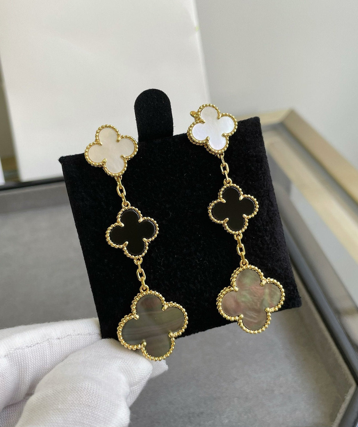 [Elowen jewels ]CLOVER 3 MOTIF MOP ONYX DARK MOP PINK GOLD EARRINGS