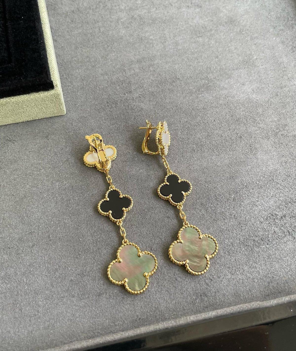 [Elowen jewels ]CLOVER 3 MOTIF MOP ONYX DARK MOP PINK GOLD EARRINGS