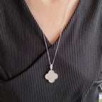 {
"Elowen jewels ": "Elowen jewels ",
"CLOVER 25MM LARGE PEDANT DIAMOND PAVED LONG NECKLACE": "クローバー 25MM ラージペンダント ダイヤモンドパヴェ ロングネックレス"
}