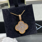 {
"Elowen jewels ": "Elowen jewels ",
"CLOVER 25MM LARGE PEDANT DIAMOND PAVED LONG NECKLACE": "クローバー 25MM ラージペンダント ダイヤモンドパヴェ ロングネックレス"
}