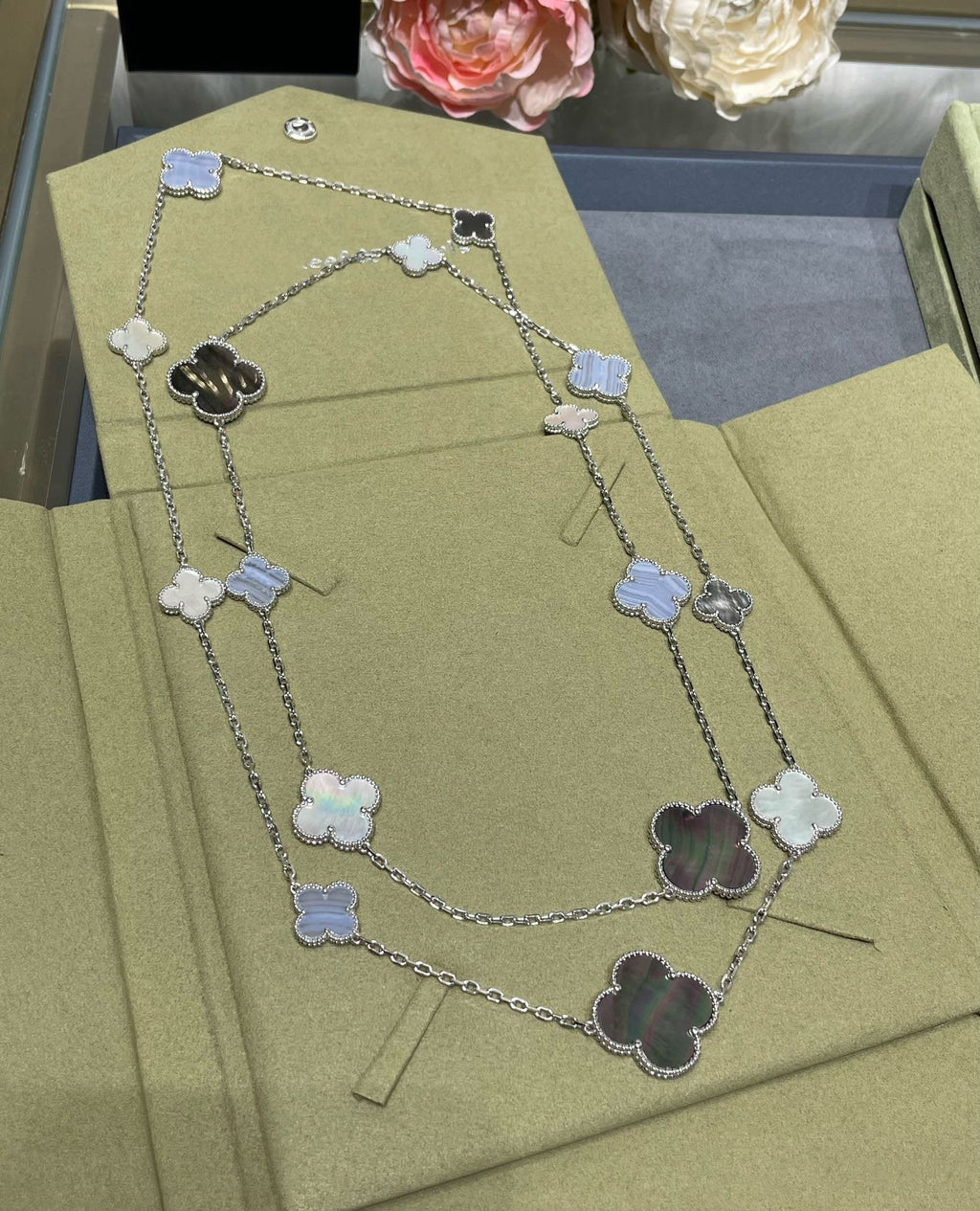 [Elowen jewels ]クローバー 16モチーフ カルセドニー マザーオブパール シルバーネックレス
