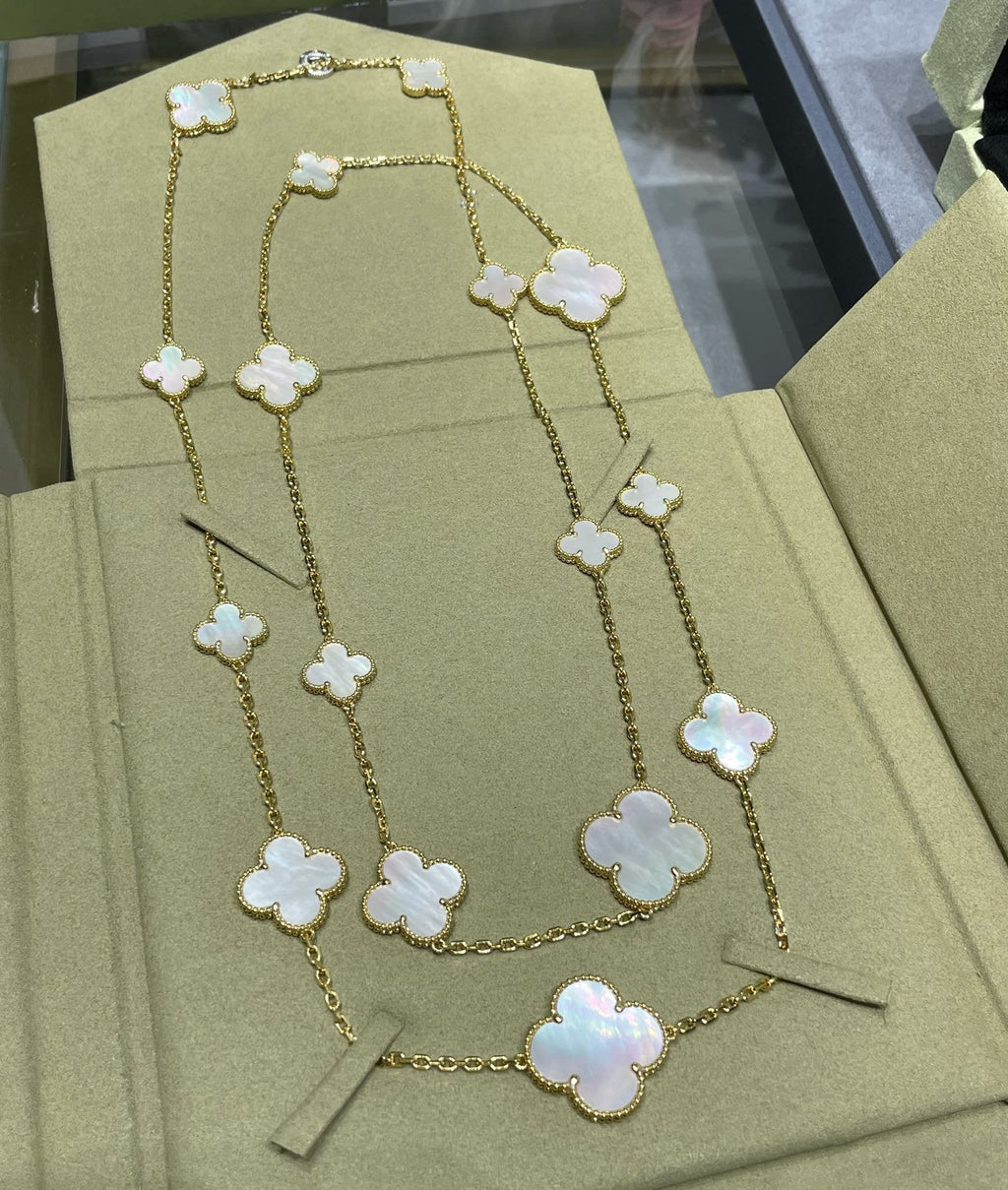 [Elowen jewels ]CLOVER 16-MOTIV-HALSKETTE AUS WEISSEM PERLMUTT UND GOLD
