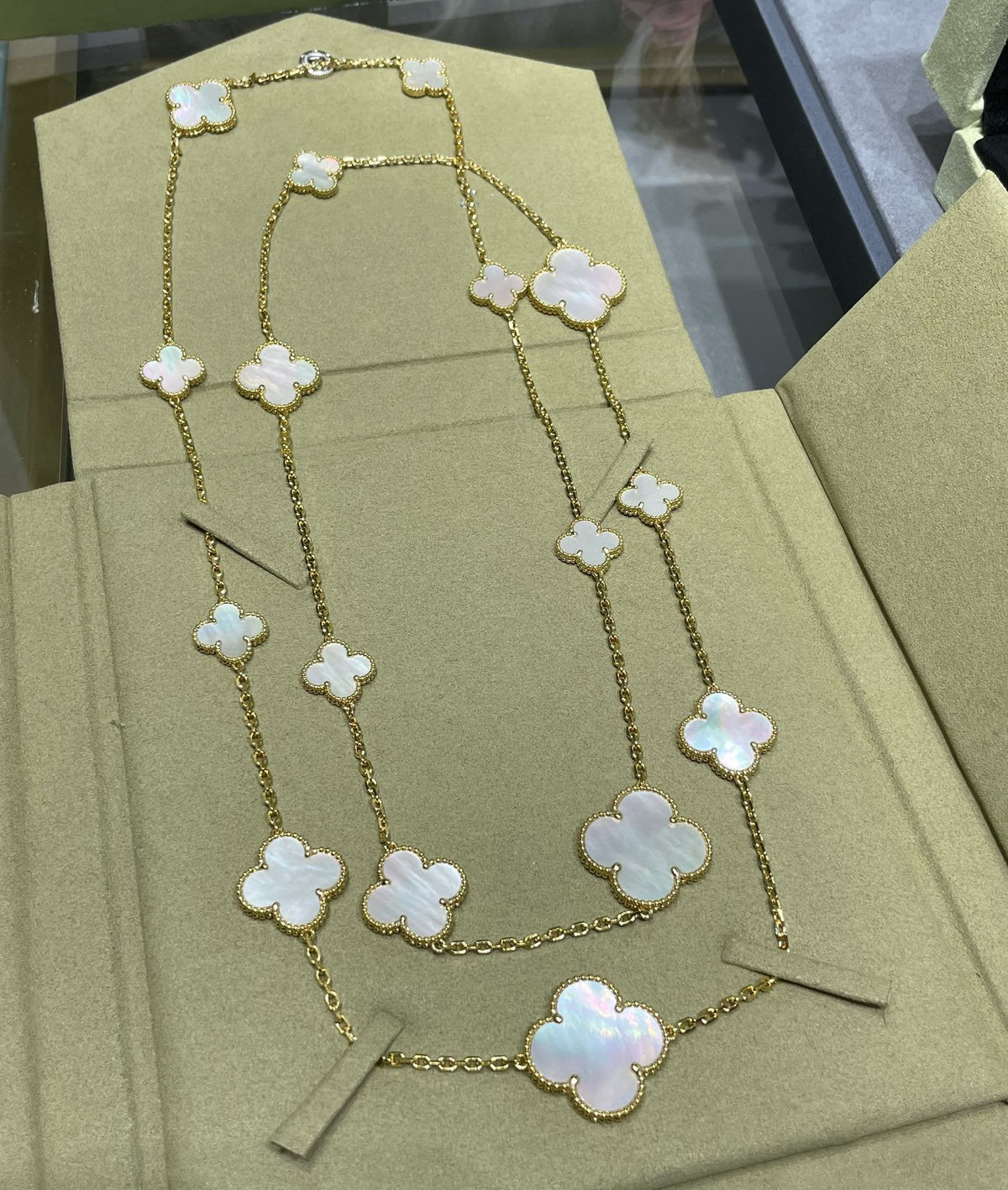 {"Elowen jewels": "Elowen jewels", "CLOVER 16 MOTIF WHITE MOP GOLD NECKLACE": "クローバー 16モチーフ ホワイトマザーオブパール ゴールドネックレス"}