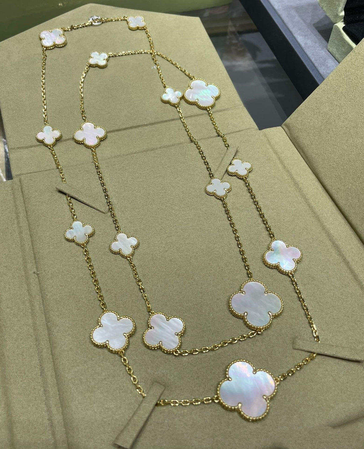 [Elowen jewels ]CLOVER 16-MOTIV-HALSKETTE AUS WEISSEM PERLMUTT UND GOLD