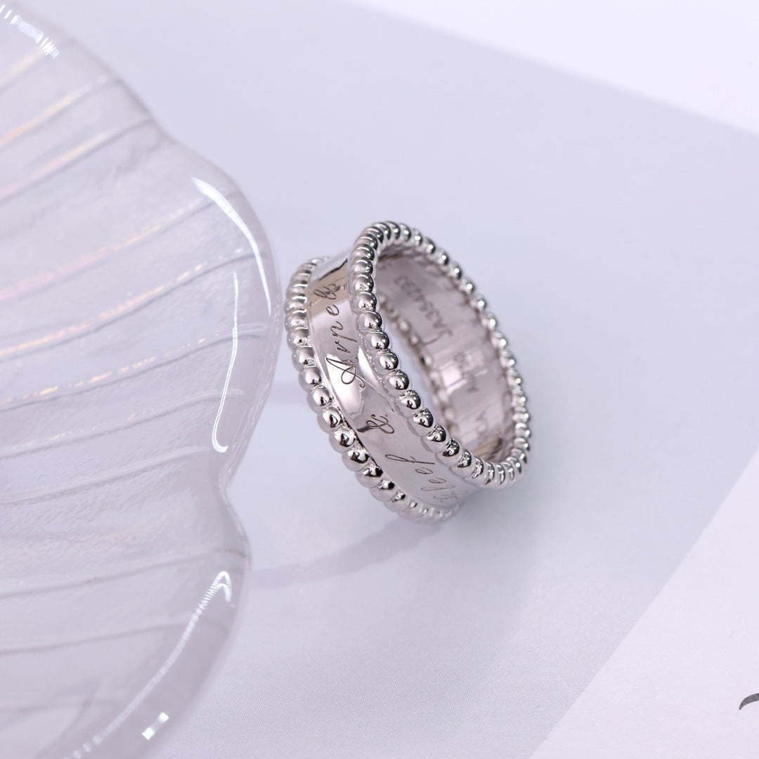 {
  "Elowen jewels ": "エローウェン・ジュエルズ",
  "PERLEE SIGNATURE RING": "ペルレ シグネチャー リング"
}