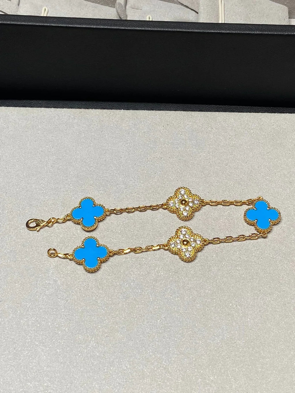 [Elowen jewels ] KOLLEKTION CLOVER 5 MOTIV ARMBAND MIT BLAUEM ACHAT