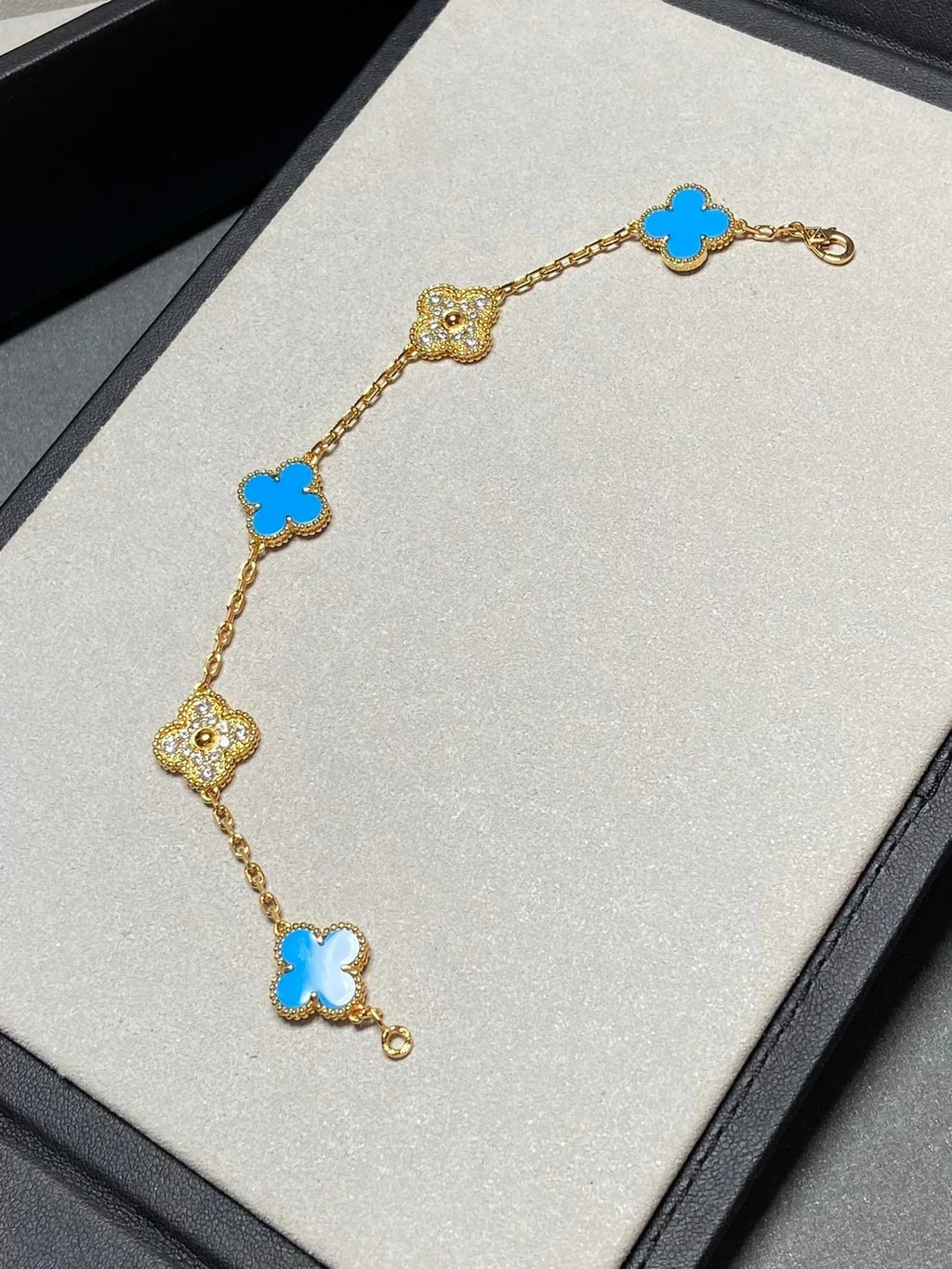 [Elowen jewels ] KOLLEKTION CLOVER 5 MOTIV ARMBAND MIT BLAUEM ACHAT