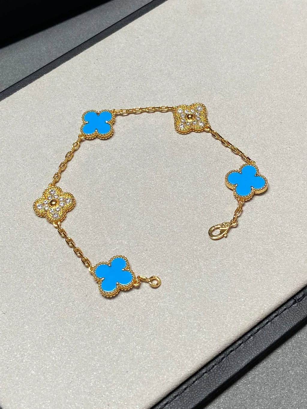 [Elowen jewels ] KOLLEKTION CLOVER 5 MOTIV ARMBAND MIT BLAUEM ACHAT