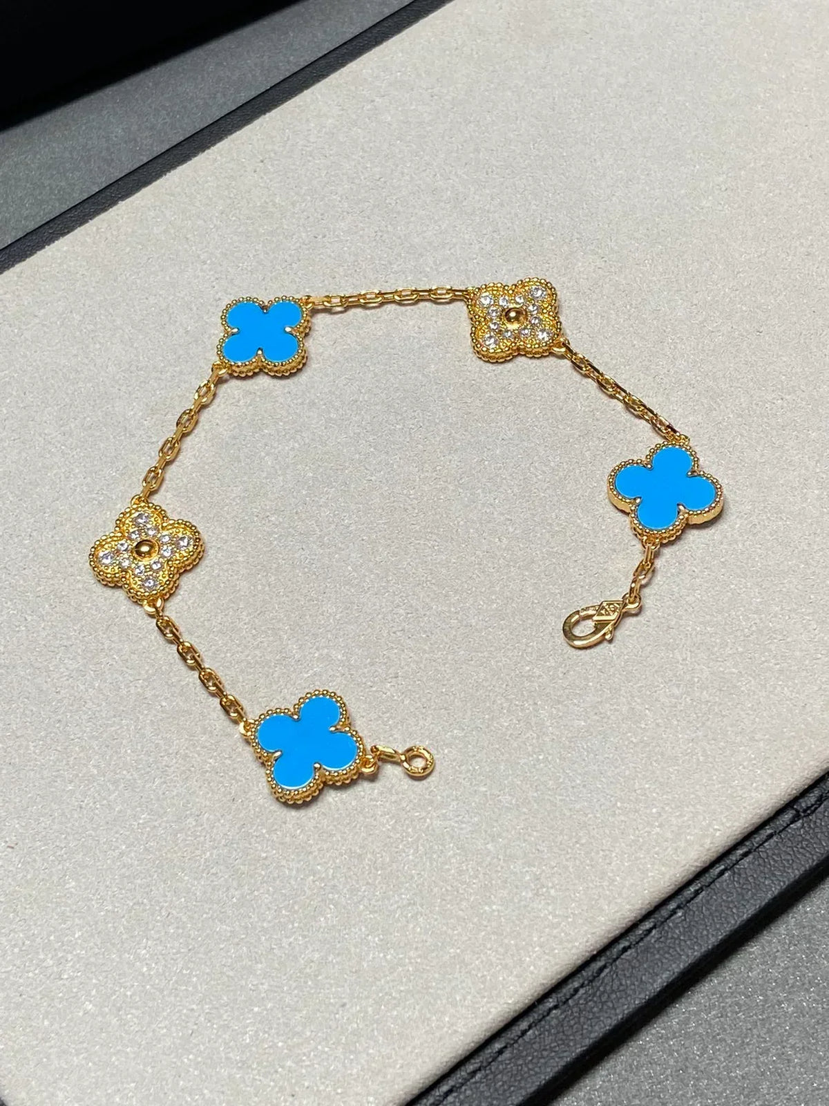 [Elowen jewels ] KOLLEKTION CLOVER 5 MOTIV ARMBAND MIT BLAUEM ACHAT