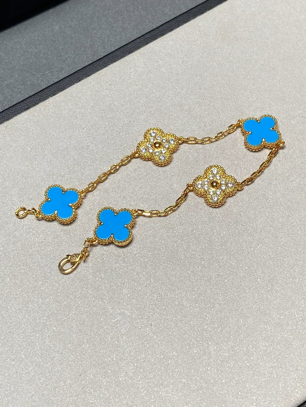[Elowen jewels ] KOLLEKTION CLOVER 5 MOTIV ARMBAND MIT BLAUEM ACHAT