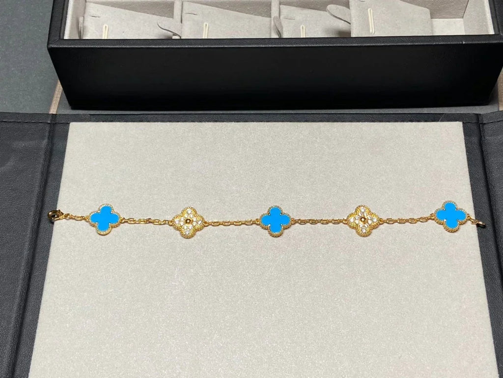 [Elowen jewels ] KOLLEKTION CLOVER 5 MOTIV ARMBAND MIT BLAUEM ACHAT