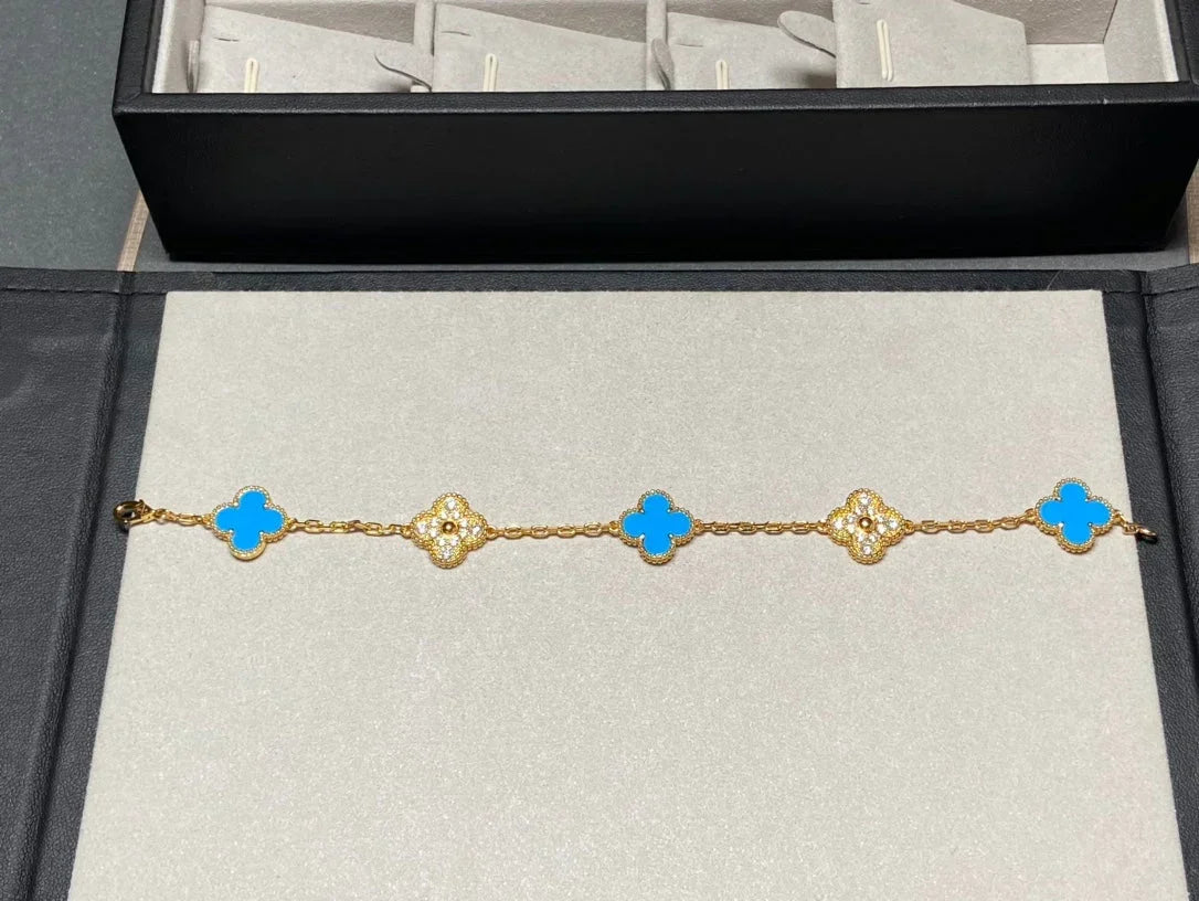 [Elowen jewels ] KOLLEKTION CLOVER 5 MOTIV ARMBAND MIT BLAUEM ACHAT