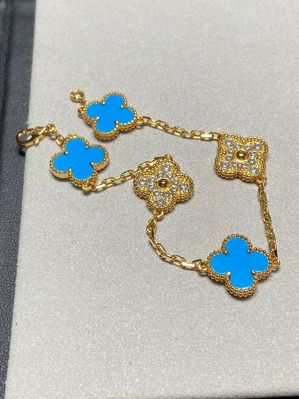 [Elowen jewels ] KOLLEKTION CLOVER 5 MOTIV ARMBAND MIT BLAUEM ACHAT