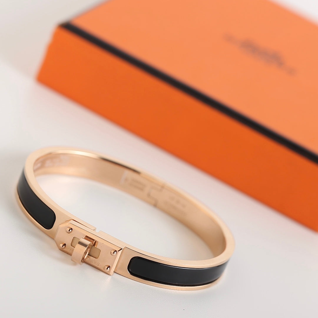 {"Elowen jewels": "エロウェン・ジュエルズ", "HM KELLY BLACK BRACELET": "HM ケリー ブラック ブレスレット"}